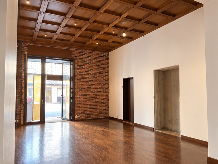 Piano strada con vetrina d’ingresso, soffitto a cassettoni, parquet e mattoni a vista
