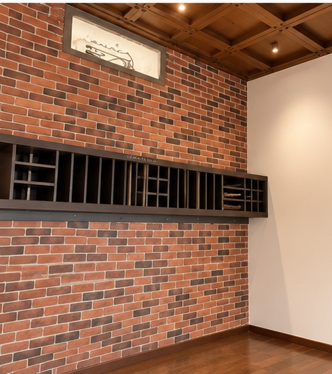 Parete in mattoni e soffitto a cassettoni restaurati