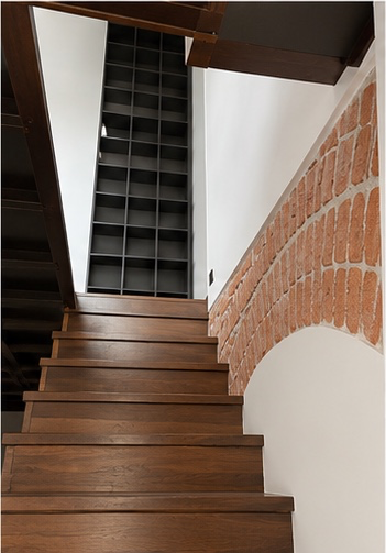 Scala in legno che collega i due livelli